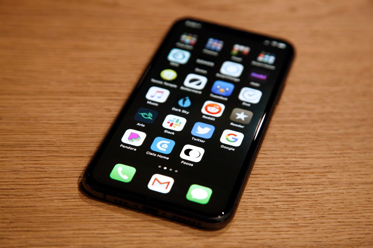 The Magic Black Wallpaper That Makes Your Iphone Dock And